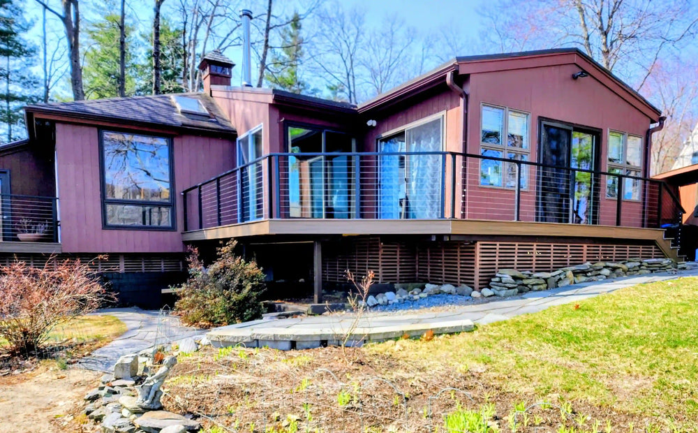Contemporary_wood_deck_with_horizontal_cable_railing_system