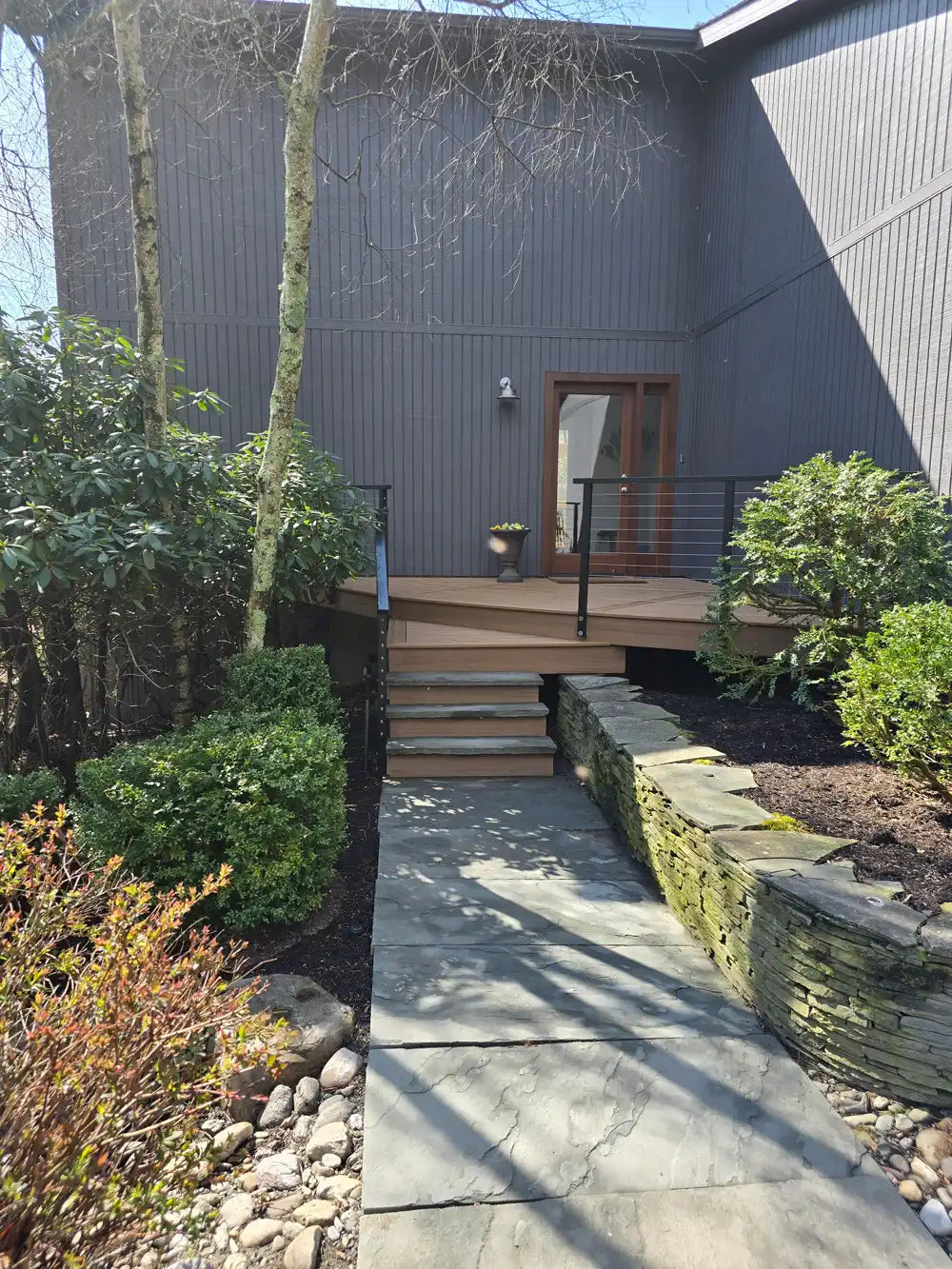 cable-deck-railings-on-a-stylish-outdoor-living-space