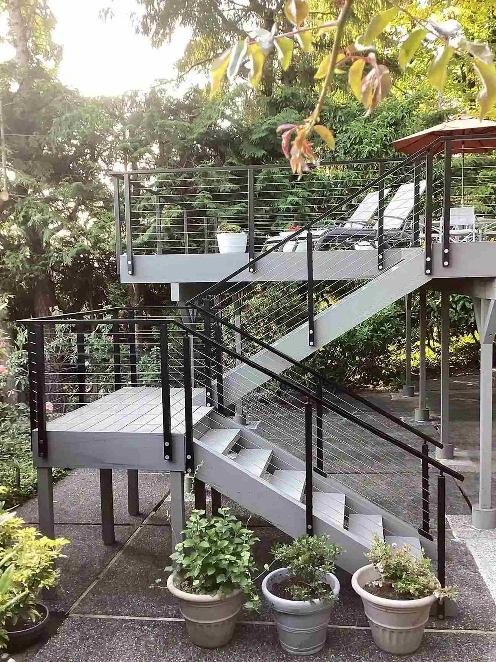 elevated-horizontal-cable-railing-deck-with-garden-stairs