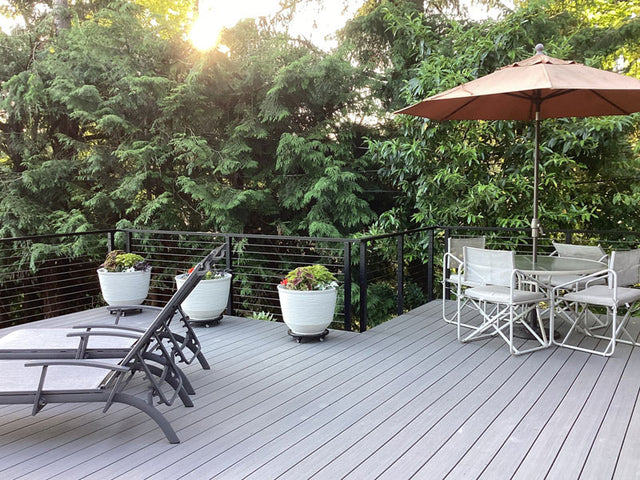 horizontal-cable-railing-patio-with-lounge-chairs