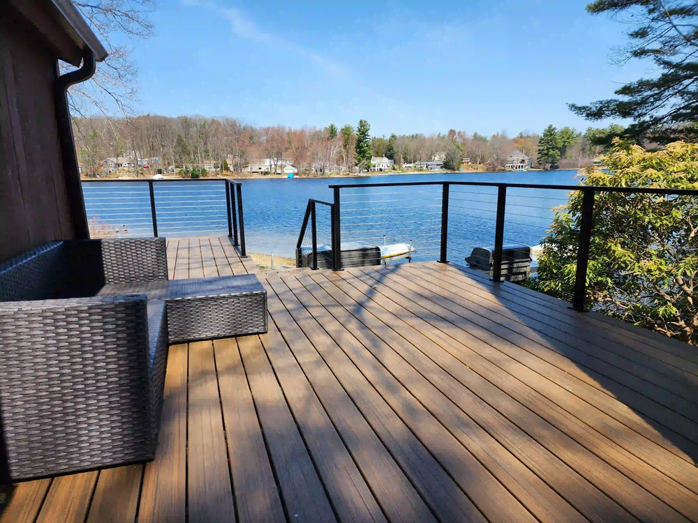 lakeside_deck_with_horizontal_cable_railing_system